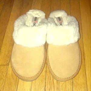 MINNETONKA TAN SLIPPERS